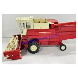 1/32 Ertl International Hydrostatic Combine