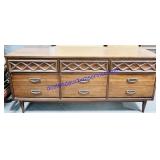 Basset Tavern Walnut 9 Drawer Dresser (18x64x30",