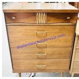 Bassett Walnut Chest w/ 5 Drawers (32x43x18")