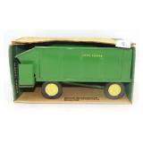 1/16th Scale Ertl JD Chuck Wagon