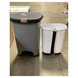 2 trash cans one missing lid