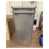 2 ct. 7 gal trash cans, gray