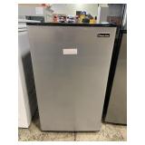 Magic chef 4.4 ft.³ refrigerator scratches