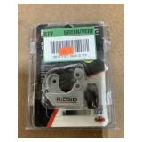 Rigid close quarters tubing cutter