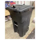 Toter 64 gallons locking trash container