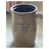 Bee Sting Churn No Lid Or Stopper 17x10 Chips