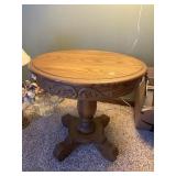 Pedestal Side Table 23x22 & 2 Table Linens