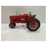 ERTL 1/16 MCCORMICK FARMALL 300 NARROW FRONT