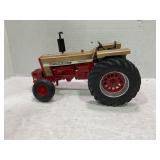 1/16 INTERNATIONAL FARMALL 826 GOLD DEMONSTRATOR