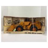ERTL 1/16 CASE W30 WHEEL LOADER  WITH REAR HOOK