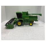 ERTL 1/24 JOHN DEERE TITAN II SELF PROPELLED