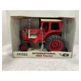 ERTL 1/16 INTERNATIONAL 1568 V8 TRACTOR WITH RED