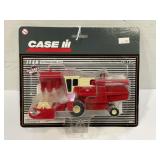 ERTL 1/32 INTERNATIONAL 815 COMBINE WITH CORN AND