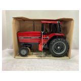 ERTL 1/16 INTERNATIONAL 5088 TRACTOR WITH CAB AND