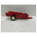 ERTL 1/16 INTERNATIONAL SPREADER - SINGLE AXLE AND