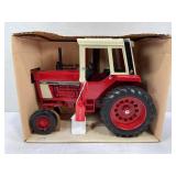 ERTL 1/16 INTERNATIONAL 1586 DIESEL CAB TRACTOR IN