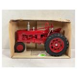 ERTL FARMALL H 1/16 RED TRACTOR IN ORIGINAL BOX