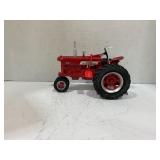 1/16 MCCORMICK FARMALL 450 NARROW FRONT TRACTOR