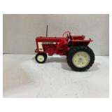 ERTL 1/16 MCCORMICK FARMALL 706 NARROW FRONT