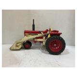 ERTL 1/16 MCCORMICK FARMALL 806 NARROW FRONT