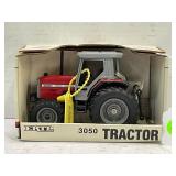ERTL 1/32 MASSEY-FURGUSON 3050 WIDE FRONT TRACTOR