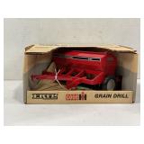 ERTL 1/16 CASE INTERNATIONAL 5100 GRAIN DRILL IN