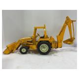 ERTL INTERNATIONAL 1/16 TRACTOR WITH BUCKET AND