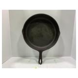 10P CAST IRON SKILLET WITH HEAT RING - 11 3/4'