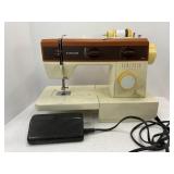 SINGER SEWING MACHINE WITH FOOT PEDAL MODEL 5525