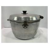 WEAR-EVER NO. 123 ALUMINUM DUTCH OVEN W/ WOOD