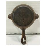 WAGNERWARE MINIATURE SKILLET WITH POUR SPOUT 1050-
