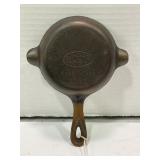 WAGNERWARE MINIATURE SKILLET WITH POUR SPOUT 1050-