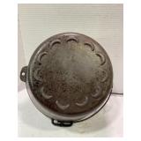 #8 CAST IRON DUTCH OVEN WITH SCALLOPED CRESCENT