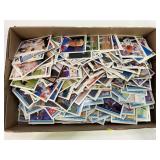 LARGE LOT OF MLB SPORTS CARDS - TOM GLAVINE & MORE