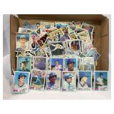 LARGE LOT OF VINTAGE MLB SPORTS CARDS - CATFISH