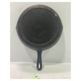CAST IRON SKILLET WITH HEAT RING AND POUR SPOUTS -