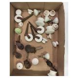 LOT OF VINTAGE DOORKNOBS AND WOODEN WHEELS