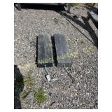 Pair of outrigger leveling blocks