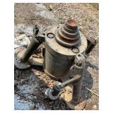 Roll Around 12 Ton Green Hydraulic Jack w/ Outrigg