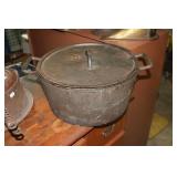Cast iron pot with lid