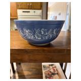 Pyrex Colonial Mist mixing bowl 2.5 qt
