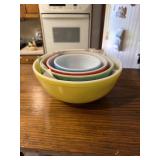 Pyrex nesting mixing bowls