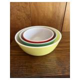 3 Pyrex nesting mixing bowls