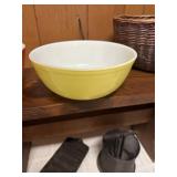 Pyrex 4 quart yellow mixing bowl