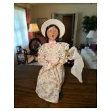Byers Choice Caroler figurine Winterthur