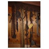 Wall Contents including 6 Victor Animal Traps 1