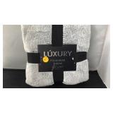 Luxury polar bears Throw