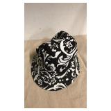 Black and white bucket hat Black and white bucket hat
