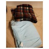 Pair of throw blankets look new Pair of throw blankets look new