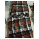 Pair of throw blankets look new Pair of throw blankets look new